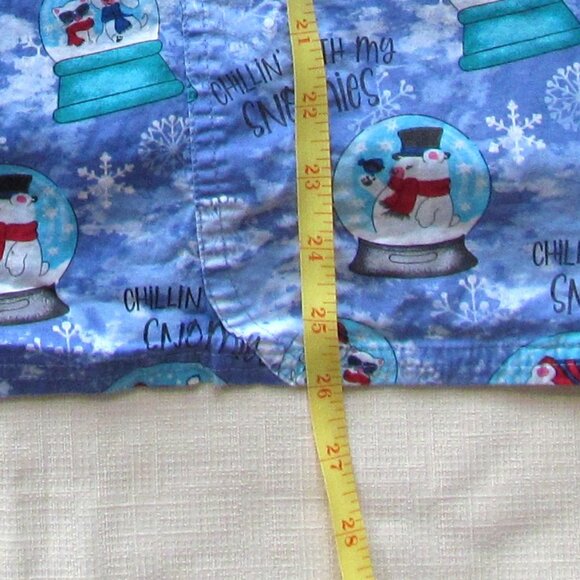 Scrub top winter theme - Picture 4 of 10